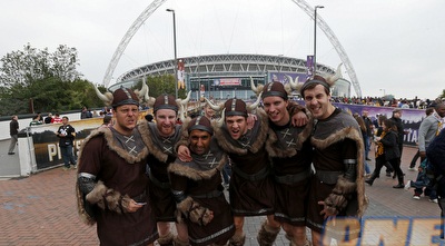 אוהדים נרגשים בדרך לוומבלי (רויטרס) אוהדים נרגשים בדרך לוומבלי (רויטרס)