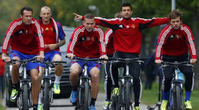 שחקני באזל על האופניים (רויטרס)