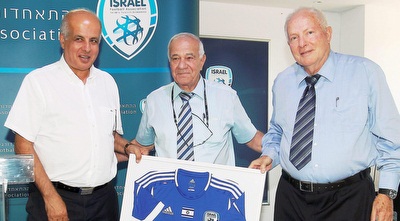 אבן עזרא עם לוזון והחולצה (אתר ההתאחדות לכדורגל) (ONE)