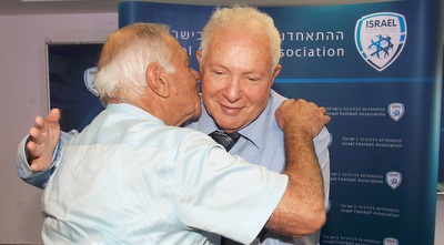 עו&qout;ד שלום אבן עזרא עם השופט אורי גורן (אתר ההתאחדות לכדורגל) (ONE)