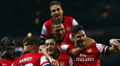 שחקני ארסנל חוגגים עם אוזיל (רויטרס)