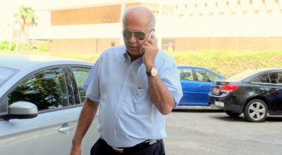 לוזון מגיע לפגישה (משה חרמון) לוזון מגיע לפגישה (משה חרמון)