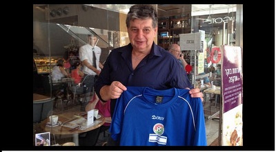 יצחק שום עם חולצת מדינת הכדורגל (ONE)