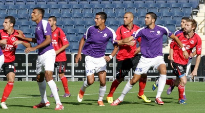 כדור גובה עולה לכיוון רחבתו של דניאל ליפשיץ (יניב גונן) כדור גובה עולה לכיוון רחבתו של דניאל ליפשיץ (יניב גונן)