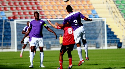 מנסור עמאש נוגח, מוסה סלמן מתחתיו (יניב גונן) מנסור עמאש נוגח, מוסה סלמן מתחתיו (יניב גונן)