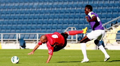 מוסה סלמן נופל, מייקל טאקורה משקיף (יניב גונן) מוסה סלמן נופל, מייקל טאקורה משקיף (יניב גונן)