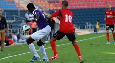 אורי אברהם מנסה לגנוב את הכדור (יניב גונן) אורי אברהם מנסה לגנוב את הכדור (יניב גונן)