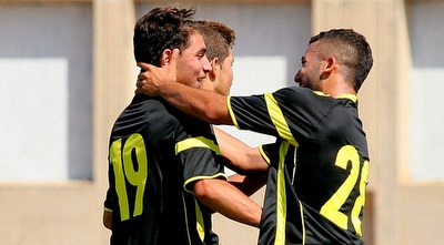 שחקני בית&qout;ר חוגגים (משה חרמון)