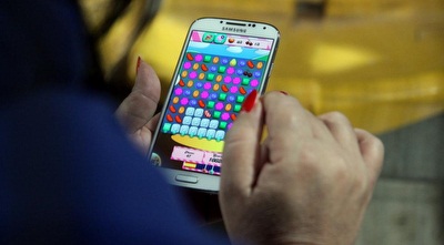 אוהדת משחקת קנדי קראש (יניב גונן)