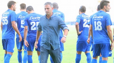 ניסן יחזקאל והשחקנים מאוכזבים אחרי ההפסד לנתניה (משה חרמון)