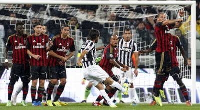 פירלו ניגש לבעיטה החופשית (רויטרס) פירלו ניגש לבעיטה החופשית (רויטרס)