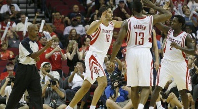 עומרי כספי חוגג עם חבריו (ONE)