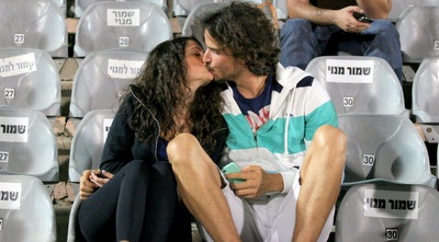 נשיקה ביציע (משה חרמון)