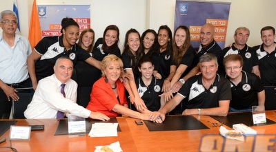 השחקניות, ראש העיר והצוות המקצועי במסיבת העיתונאים (ONE)