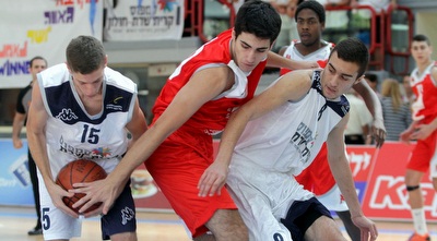 יובל כהן במאבק על הכדור (יניב גונן)