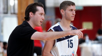 עידן שלום מדריך את יוסי סמאדג´ה (יניב גונן)