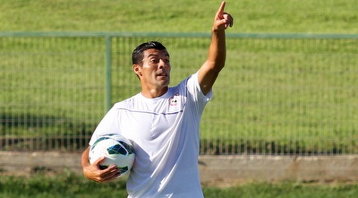 צ&acute;קאנה מסמן לשחקני אשקלון (שי לוי)