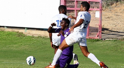 אורי מגבו וראיין אדלי מחלצים את הכדור מקהינדה (שי לוי)