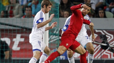 רונאלדו נשמר ע&qout;י ייני (רויטרס)