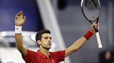 ג´וקוביץ´ מניף את ידיו בסיום (רויטרס)