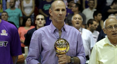 ישראל אלימלך מקבל כבוד (יניב גונן)