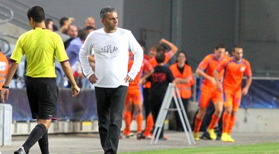 שחקני ראשון חוגגים וניסן יחזקאל מאוכזב  (שי לוי)