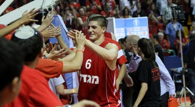 אדם אריאל מודה לאוהדים שהגיעו למלחה (חגי ניזרי)