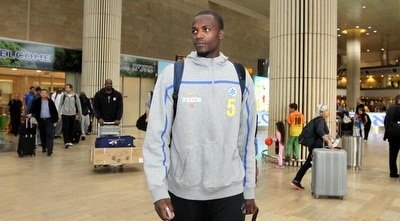 שון ג´יימס. ביקורת על הגבוהים של מכבי (שי לוי)