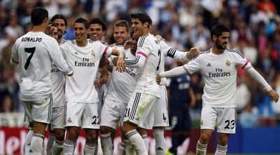 די מריה מקבל ברכות אחרי השער (רויטרס)