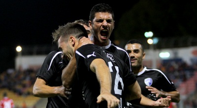 שחקני ק&qout;ש חוגגים עם דין מימוני. ימשיך בהרכב (יניב גונן)