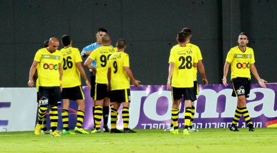 שחקני נתניה זועמים על השריקה המפוקפקת (רדאד ג´בארה) שחקני נתניה זועמים על השריקה המפוקפקת (רדאד ג´בארה)