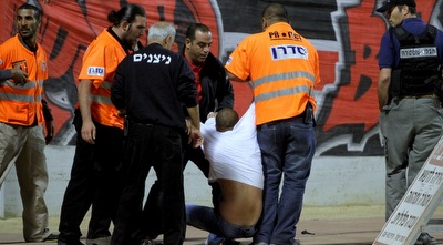 מהומות ביציע (יניב גונן) מהומות ביציע (יניב גונן)