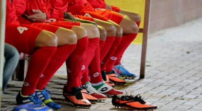 שחקני סכנין על הספסל (משה חרמון) שחקני סכנין על הספסל (משה חרמון)