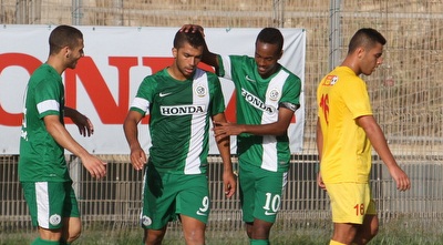 גוזלן מקבל חיבוקים (עמית מצפה)