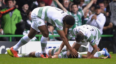 שחקני סלטיק חוגגים עם כיאל (רויטרס) שחקני סלטיק חוגגים עם כיאל (רויטרס)