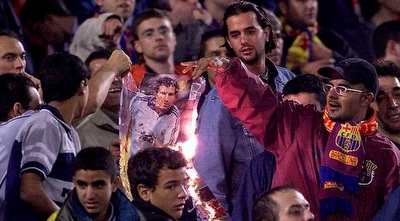 אוהדי בארסה, לא סולחים לפיגו 