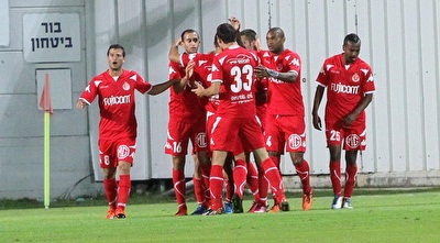 שחקני הפועל ת&qout;א חוגגים. כיף במורשה (חגי ניזרי) שחקני הפועל ת&qout;א חוגגים. כיף במורשה (חגי ניזרי)