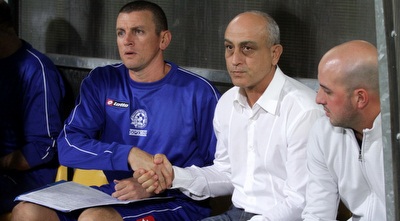 משה סיני. מתלבט בין פדרו גלבאן לעמנואל אוגודה  (יניב גונן)