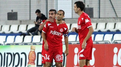 שחקני הפועל ת&qout;א חוגגים (חגי ניזרי) שחקני הפועל ת&qout;א חוגגים (חגי ניזרי)