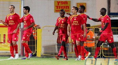 שחקני אשדוד חוגגים עם ירו בלו (שי לוי)