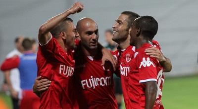 שחקני הפועל ת&qout;א חוגגים (חגי ניזרי) שחקני הפועל ת&qout;א חוגגים (חגי ניזרי)