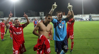 שחקני הפועל ת&qout;א חוגגים בסיום (חגי ניזרי) שחקני הפועל ת&qout;א חוגגים בסיום (חגי ניזרי)