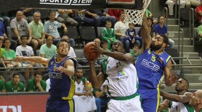 אופוואבו מול פירסון ודניאל. אשדוד לא יכלה לעצור אותו (עמית מצפה)