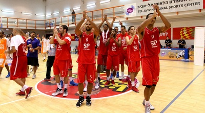 שחקני הפועל ת&qout;א חוגגים (שי לוי)