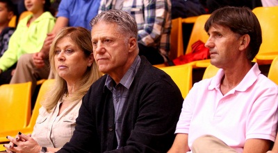 מיקי ברקוביץ´ ביציע. הוים הוא איש עסקים (שי לוי) מיקי ברקוביץ´ ביציע. הוים הוא איש עסקים (שי לוי)