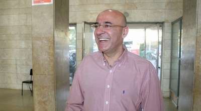 איציק לארי מגיע לפגישה (משה חרמון)