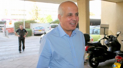 אבי לוזון. מרוצה מההסכם (משה חרמון)