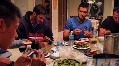 גל מקל ועומרי כספי אוכלים יחדיו (ONE)