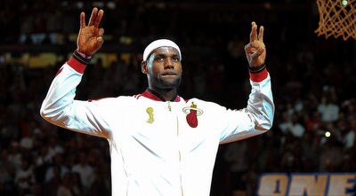 לברון ג´יימס מאושר לאחר קבלת טבעת האליפות (רויטרס)