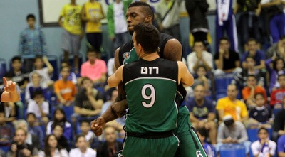 מורן רוט מחבק את סמית&acute; (חגי ניזרי)